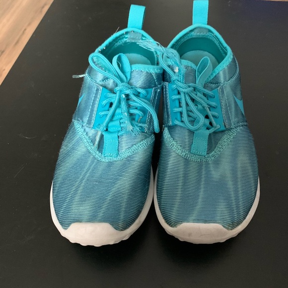turquoise athletic shoes
